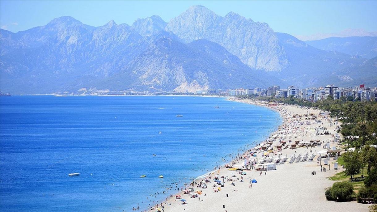 آغاز فصل گردشگری پس از عادی سازی قوانین کرونا در شهرهای ساحلی ترکیه